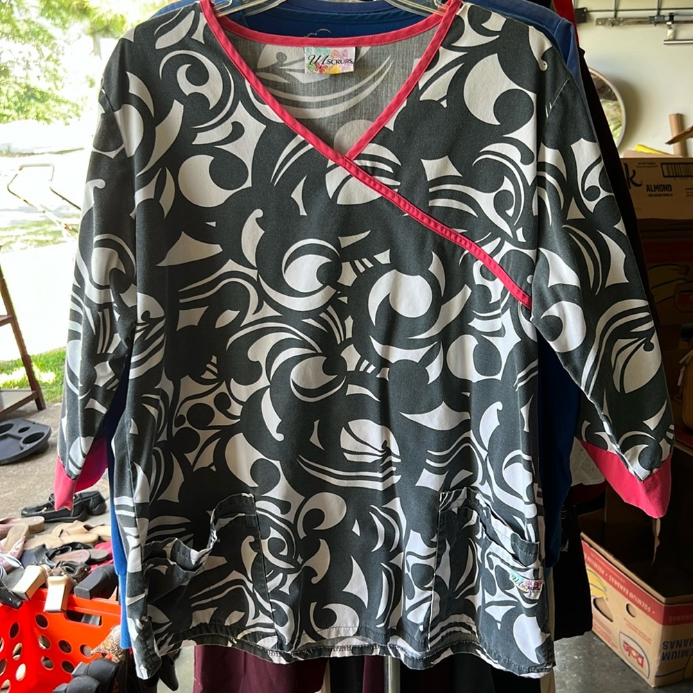 UA  SCRUBS BRAND TOP. Mint condition.
